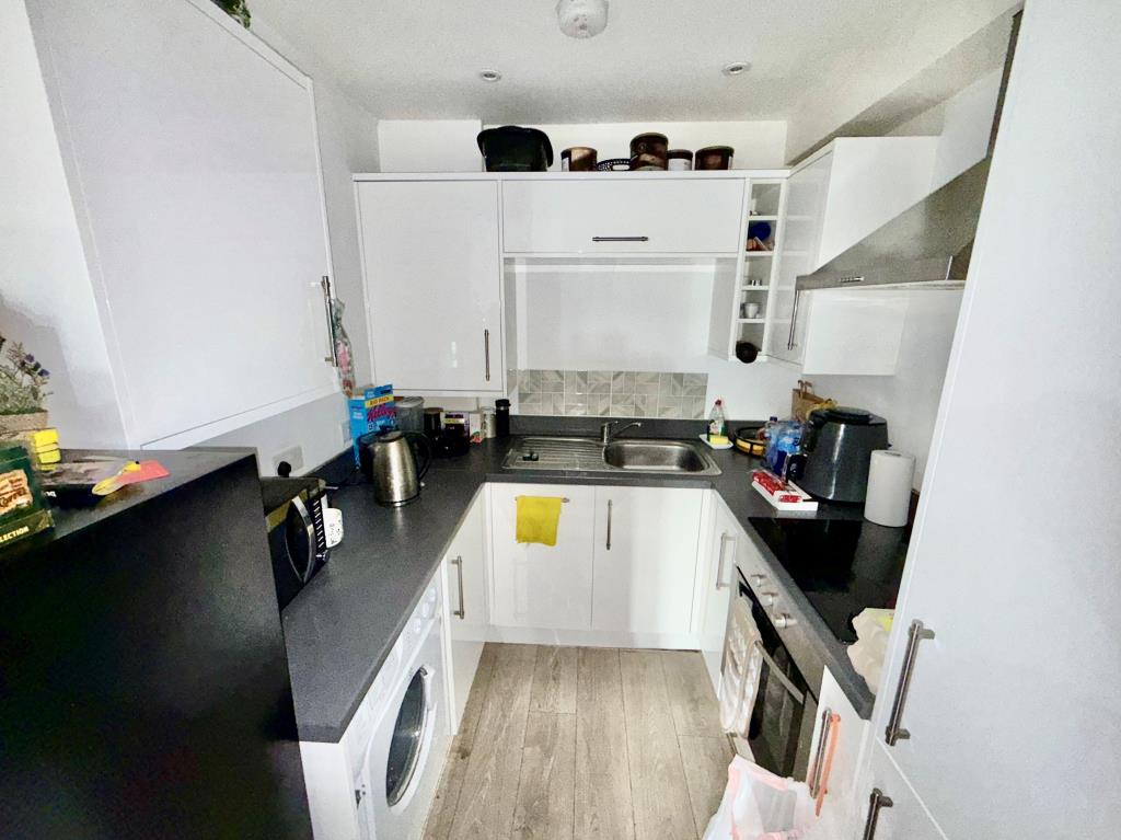 Lot: 85 - FREEHOLD BLOCK OF FLATS FOR INVESTMENT - Flat five kitchen